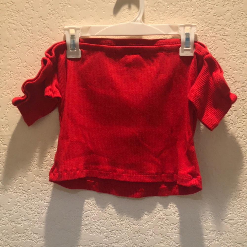 An off the shoulder cropped shirt😋